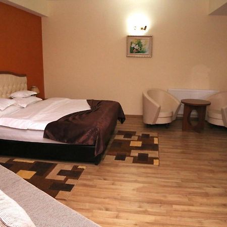 Hotel Crystal Palace Râmnicu Vâlcea Esterno foto