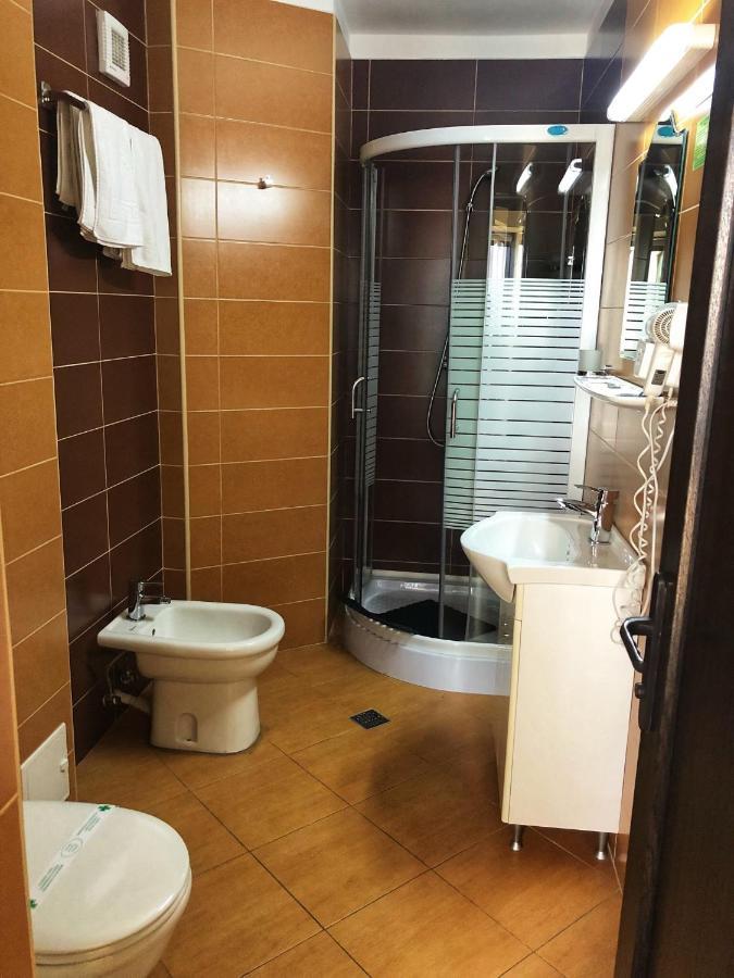 Hotel Crystal Palace Râmnicu Vâlcea Esterno foto