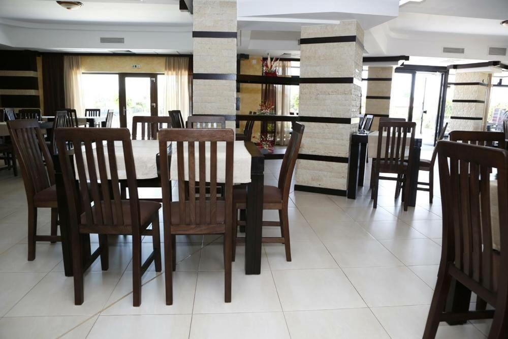 Hotel Crystal Palace Râmnicu Vâlcea Esterno foto