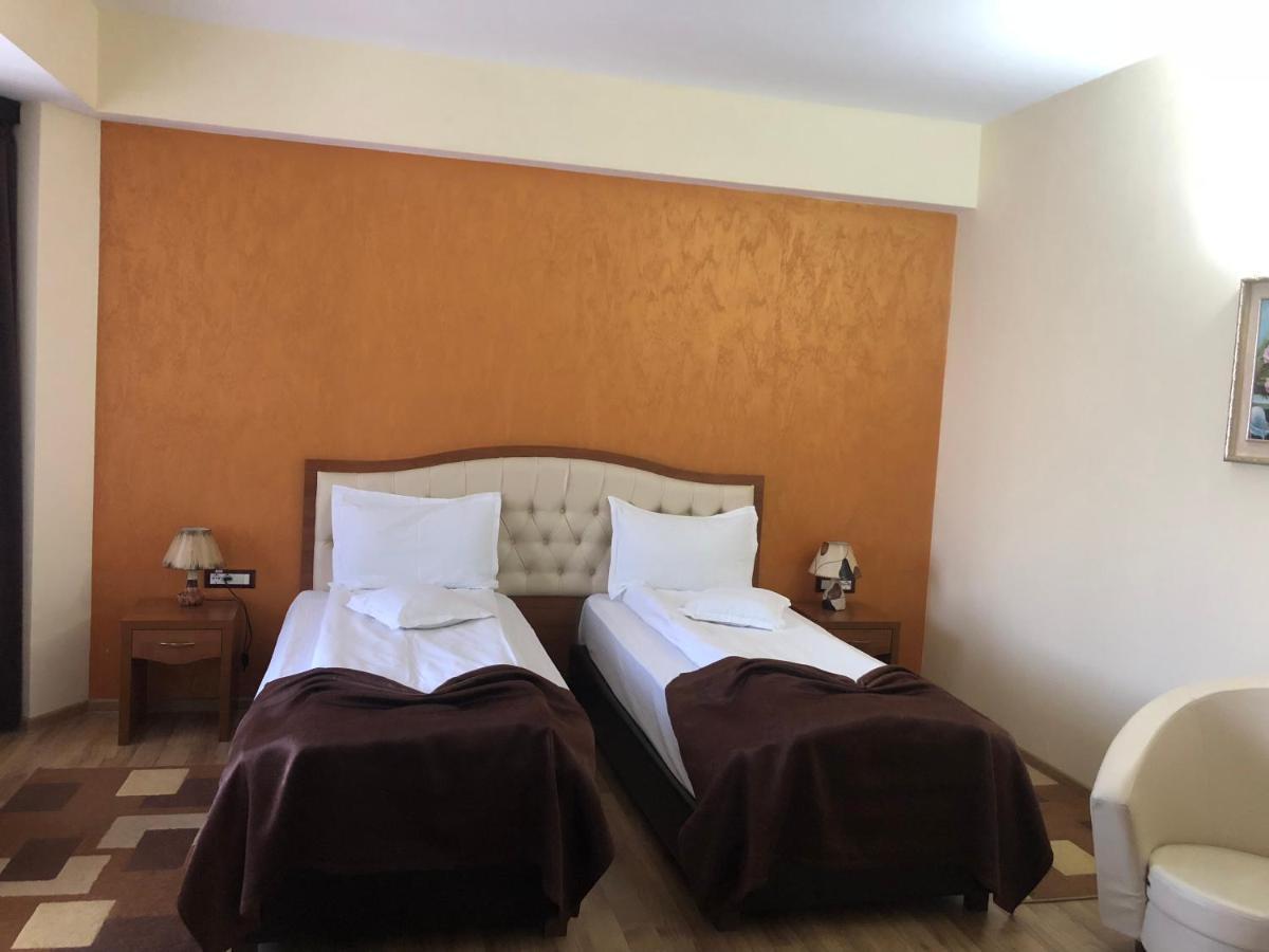 Hotel Crystal Palace Râmnicu Vâlcea Esterno foto