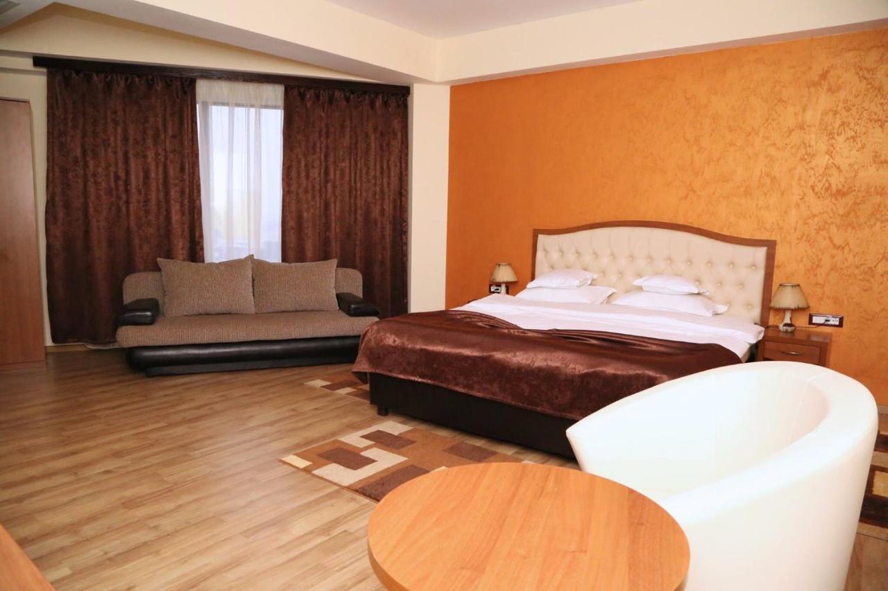 Hotel Crystal Palace Râmnicu Vâlcea Esterno foto